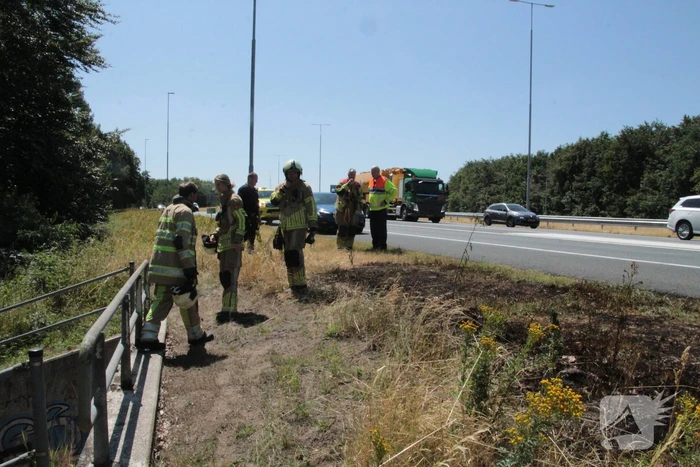 Bestuurder van cementwagen blust bermbrand en voorkomt erger