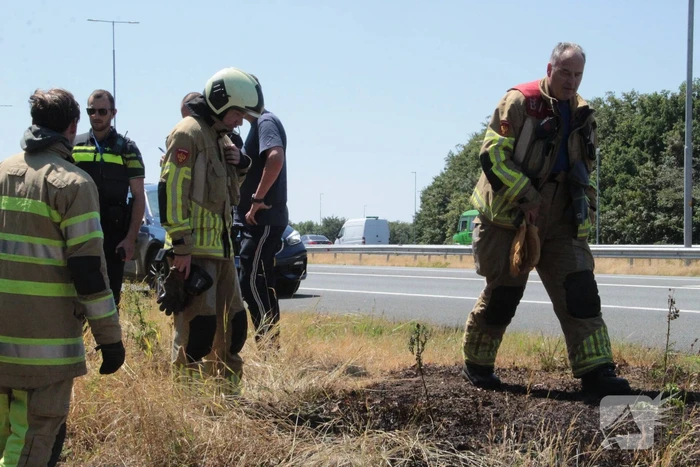 Bestuurder van cementwagen blust bermbrand en voorkomt erger