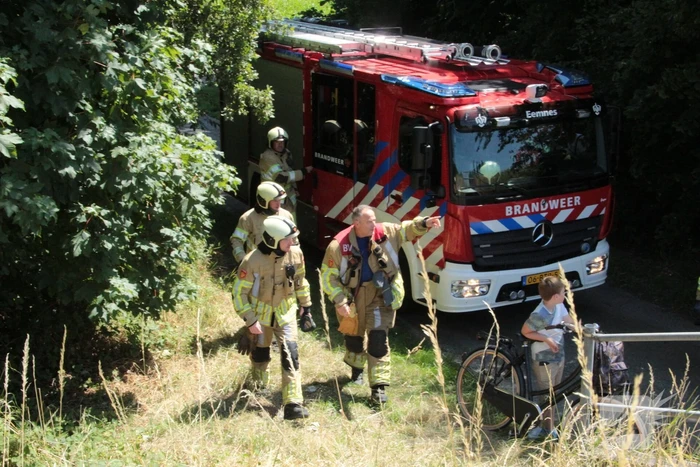 Bestuurder van cementwagen blust bermbrand en voorkomt erger
