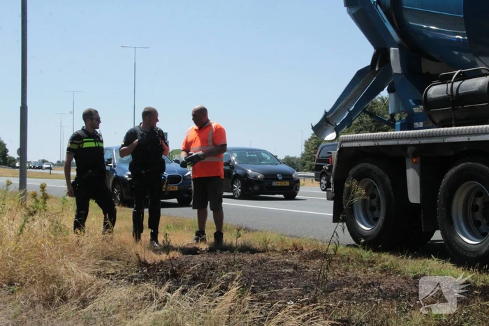 Bestuurder van cementwagen blust bermbrand en voorkomt erger