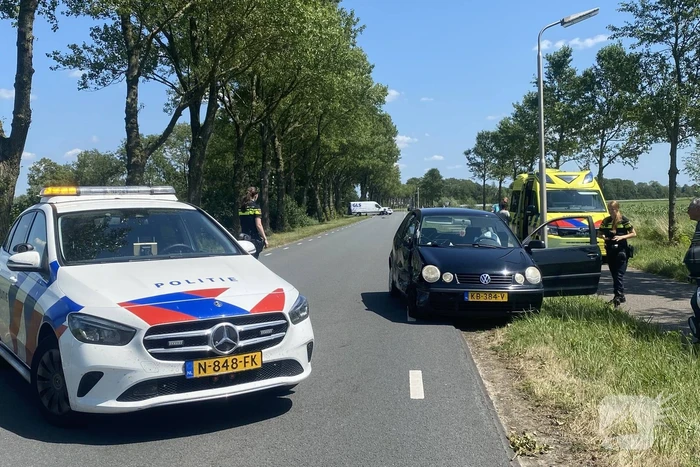 Bestelbus en personenwagen lopen flinke schade op