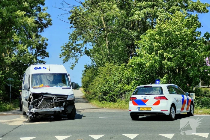Bestelbus en personenwagen lopen flinke schade op