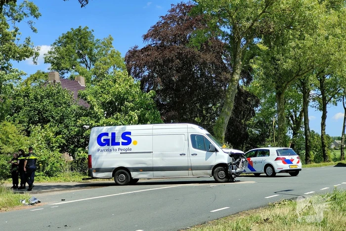 Bestelbus en personenwagen lopen flinke schade op