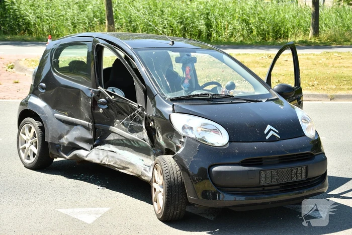 Flinke schade bij botsing tussen twee personenwagens