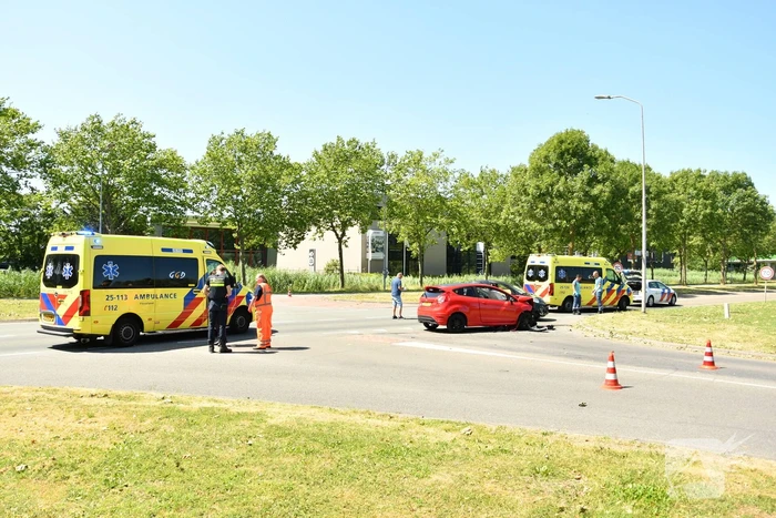 Flinke schade bij botsing tussen twee personenwagens