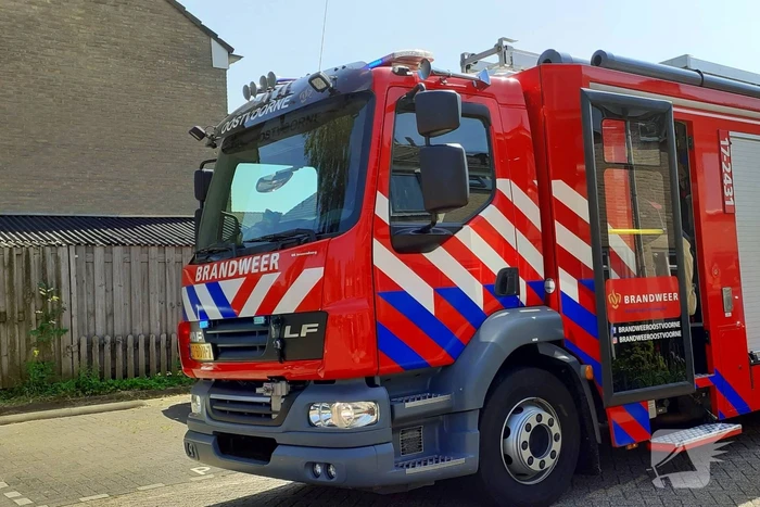 Kind krijgt knuffelbeer van brandweer na keukenbrand