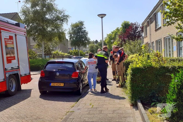 Kind krijgt knuffelbeer van brandweer na keukenbrand