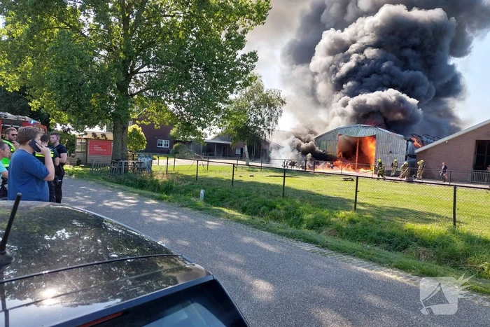 Enorme brand in loods met stro