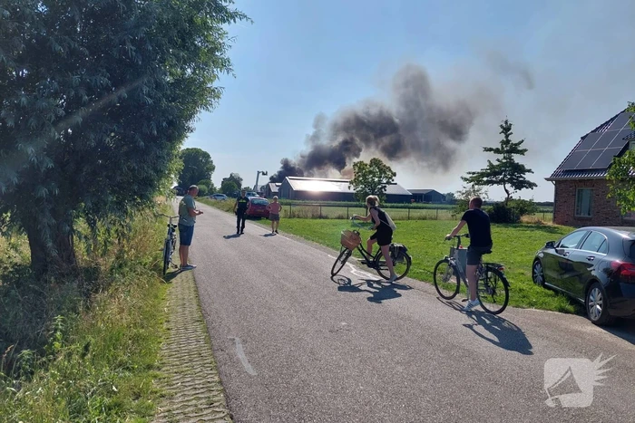 Enorme brand in loods met stro