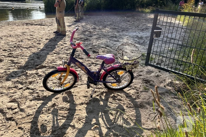 Grote zoekactie opgestart na aantreffen kinderfiets bij water