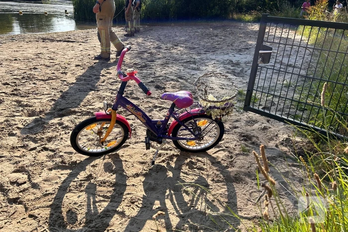 Grote zoekactie opgestart na aantreffen kinderfiets bij water