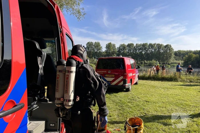 Grote zoekactie opgestart na aantreffen kinderfiets bij water