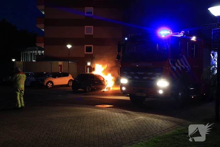 Auto in brand op parkeerplaats