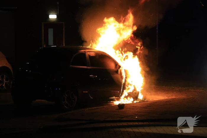 Auto in brand op parkeerplaats