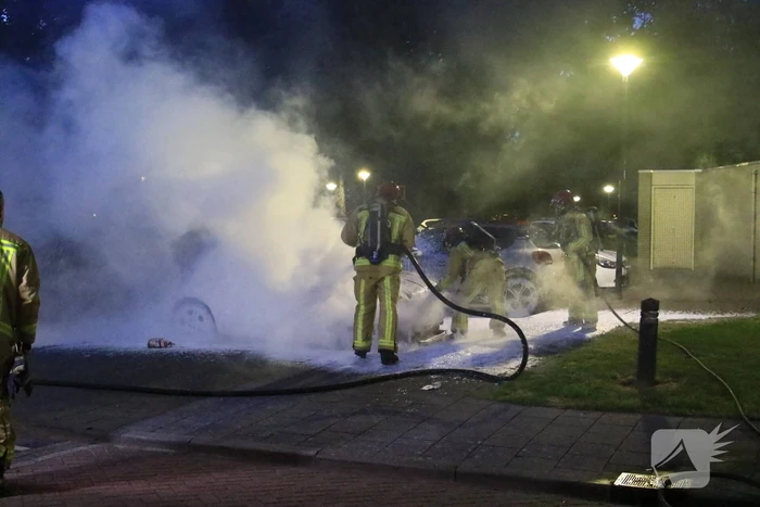 Auto in brand op parkeerplaats