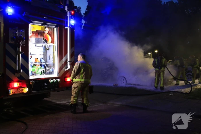 Auto in brand op parkeerplaats