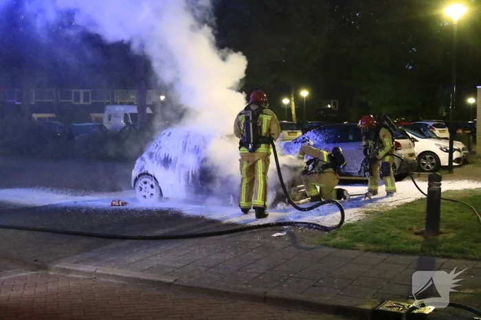 Auto in brand op parkeerplaats