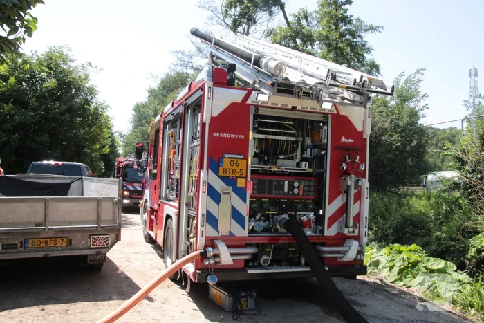 Brandweer blust afvalverbranding