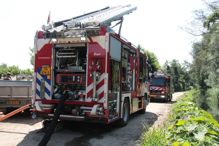 Brandweer blust afvalverbranding