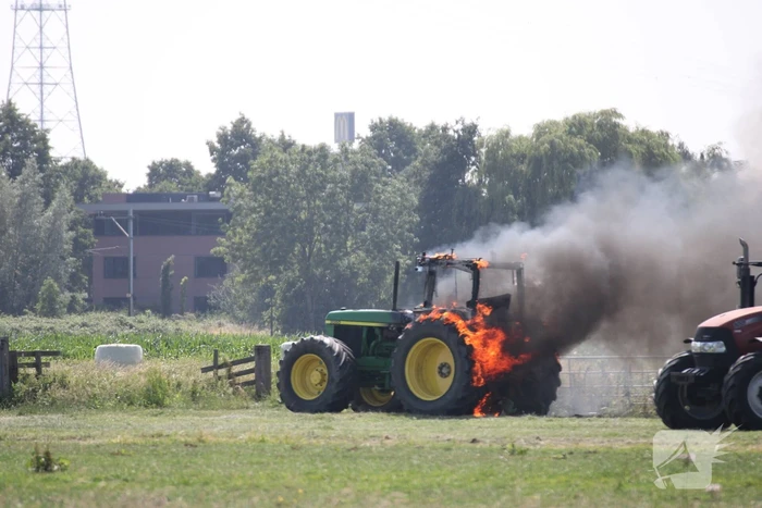 Tractor gaat in vlammen op