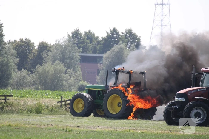 Tractor gaat in vlammen op