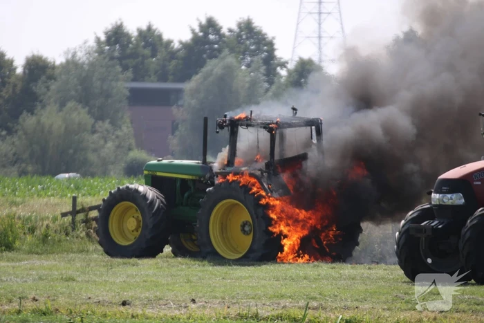 Tractor gaat in vlammen op