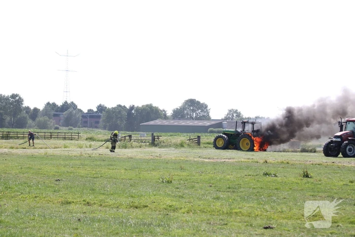 Tractor gaat in vlammen op