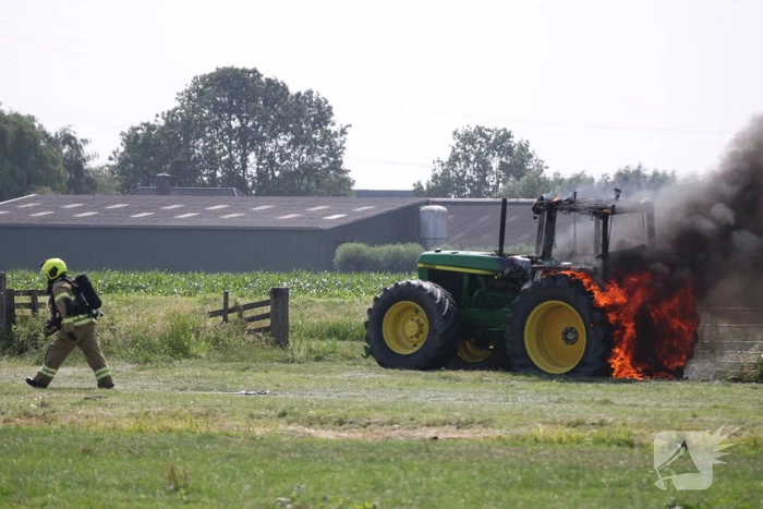 Tractor gaat in vlammen op