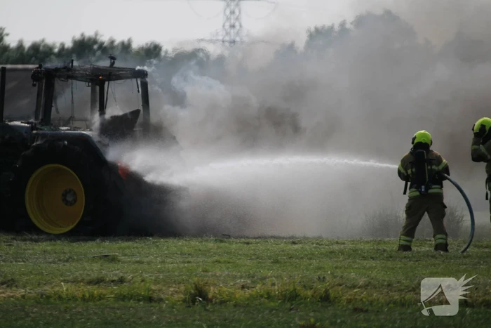 Tractor gaat in vlammen op