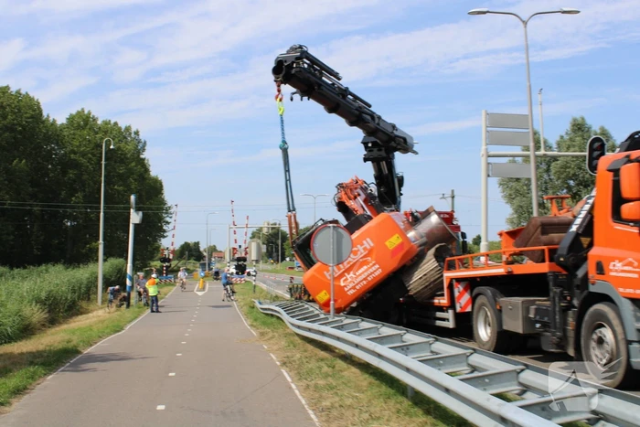 Graafkraan valt van dieplader