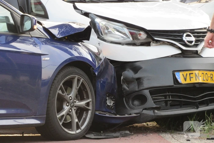 Bestelbus en personenauto in botsing