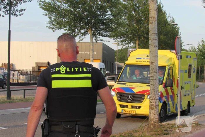 Bestelbus en personenauto in botsing