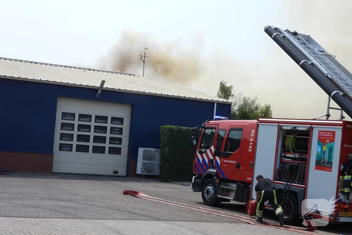 Grote brand in loods met komkommers en paprika's