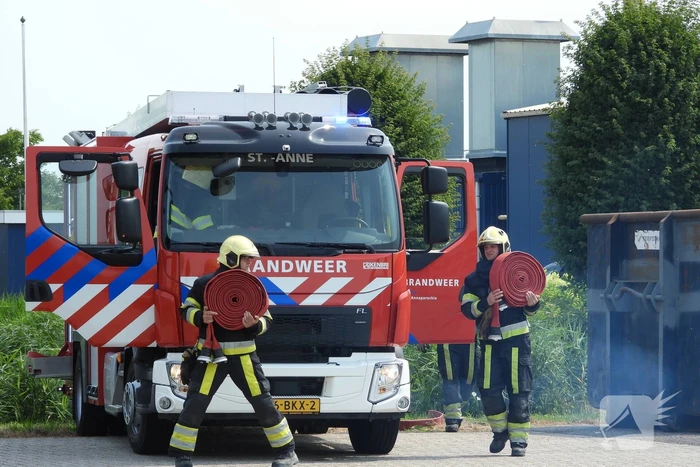 Grote brand in loods met komkommers en paprika's