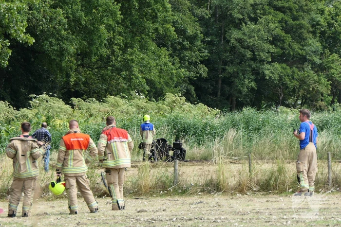Grasmaaier vat vlam in weiland