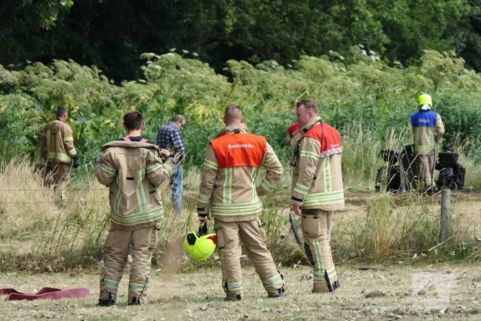 Grasmaaier vat vlam in weiland