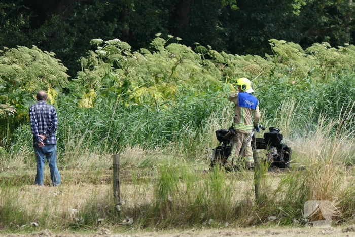 Grasmaaier vat vlam in weiland