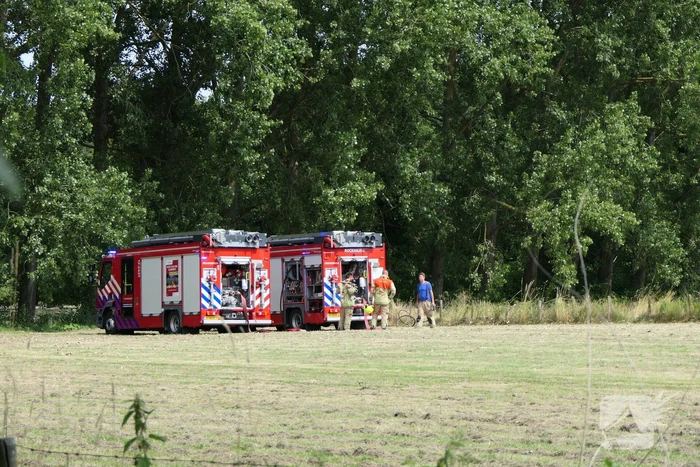 Grasmaaier vat vlam in weiland