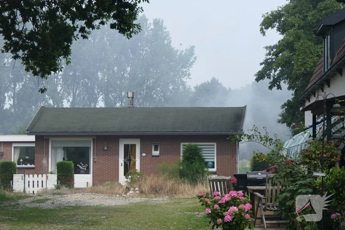 Grasmaaier vat vlam in weiland