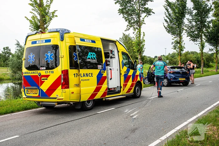 Gewonde nadat dronken persoon tegen boom rijdt
