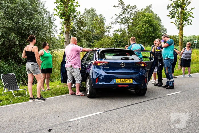 Gewonde nadat dronken persoon tegen boom rijdt