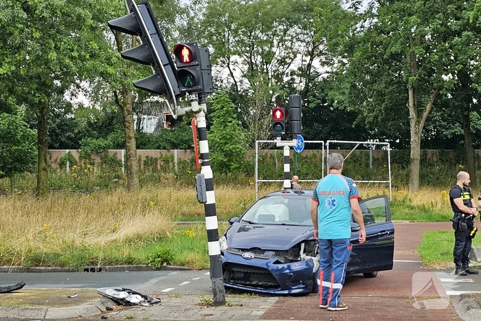 Automobilist botst op verkeerslicht