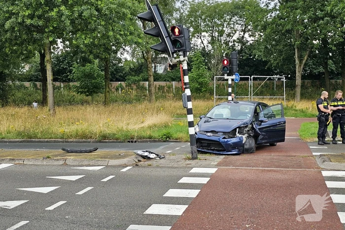 Automobilist botst op verkeerslicht