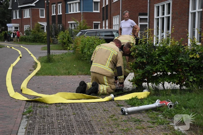 Uitslaande brand in rietgedekte woning