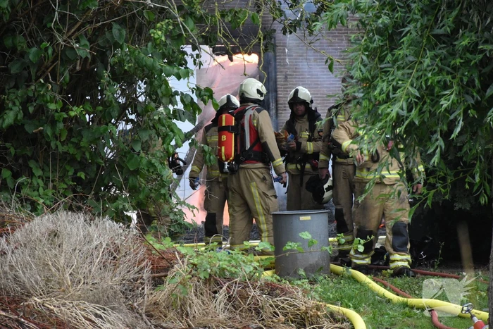 Uitslaande brand in rietgedekte woning