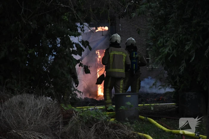 Uitslaande brand in rietgedekte woning