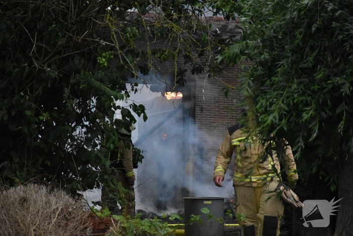 Uitslaande brand in rietgedekte woning