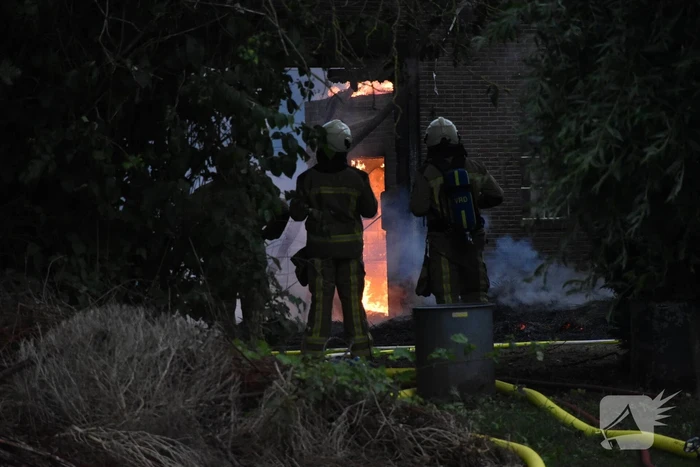 Uitslaande brand in rietgedekte woning