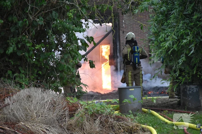 Uitslaande brand in rietgedekte woning