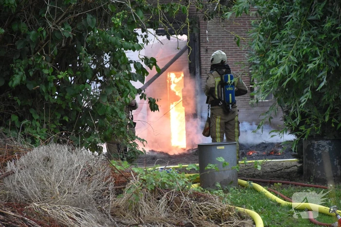 Uitslaande brand in rietgedekte woning